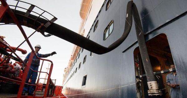 Более 9 тысяч тонн нефтепродуктов доставил на Чукотку танкер "Арно Бабаджанян"