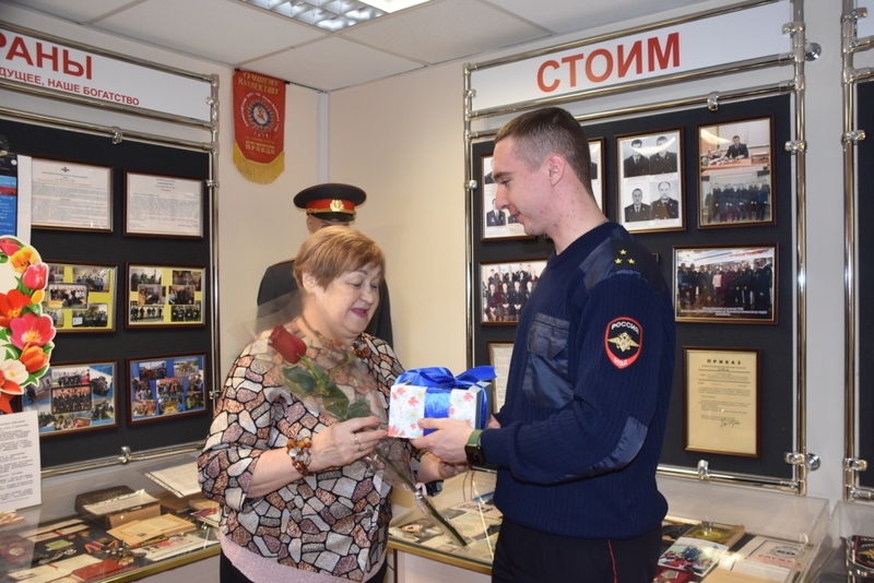Сотрудники полиции поздравили председателя совета ветеранов с Международным женским днем