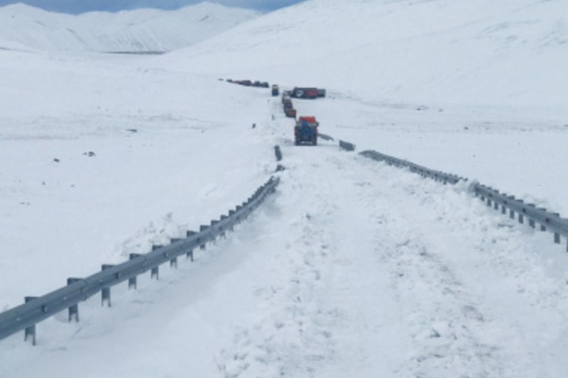 Застрявшая в снегу автоколонна продолжила движение по трассе Певек-Билибино