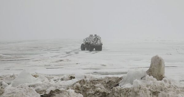 Вездеход с 20 пассажирами застрял на льду Анадырского лимана