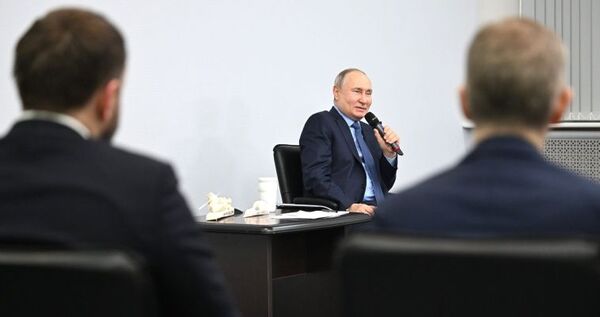 Путин поручил наладить бесперебойное транспортное сообщение через Анадырский лиман