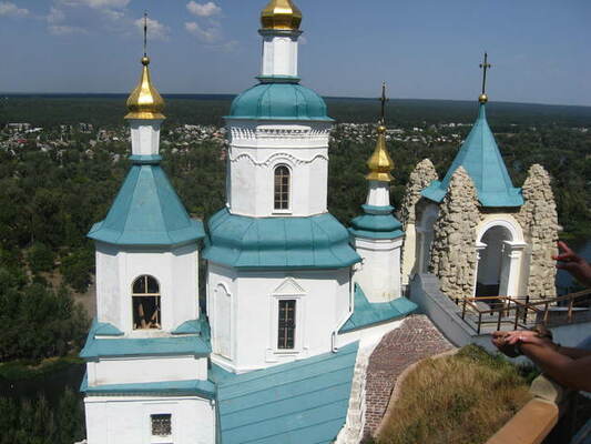 Вид на Славяногорск и купола монастрыря