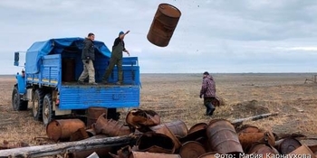 Древнее эскимосское поселение на Чукотке почистили от бочкотары 