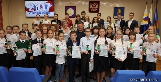 Мэр Анадыря наградил лучших учеников города
