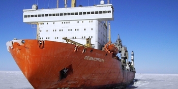 К доставке грузов по Севморпути в Певек планируют подключить лихтеровоз