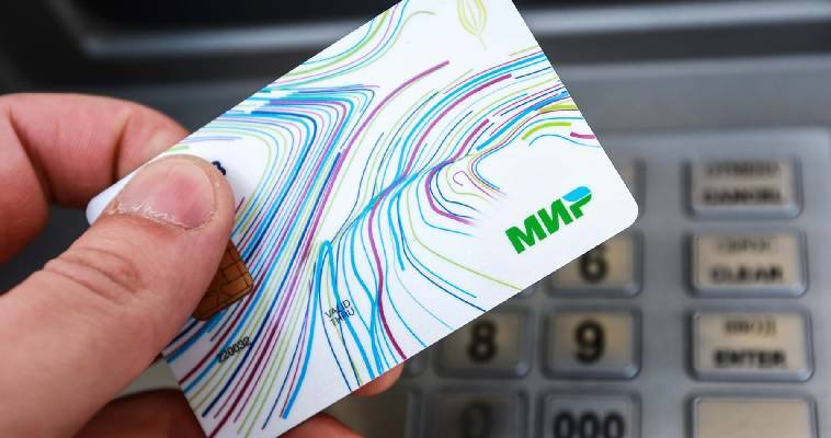 Жители Чукотки начали получать соцвыплаты на карты "Мир"