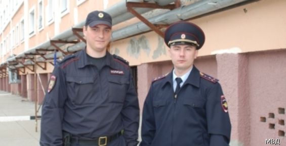 В Анадыре полицейские вытащили мужчину из пожара