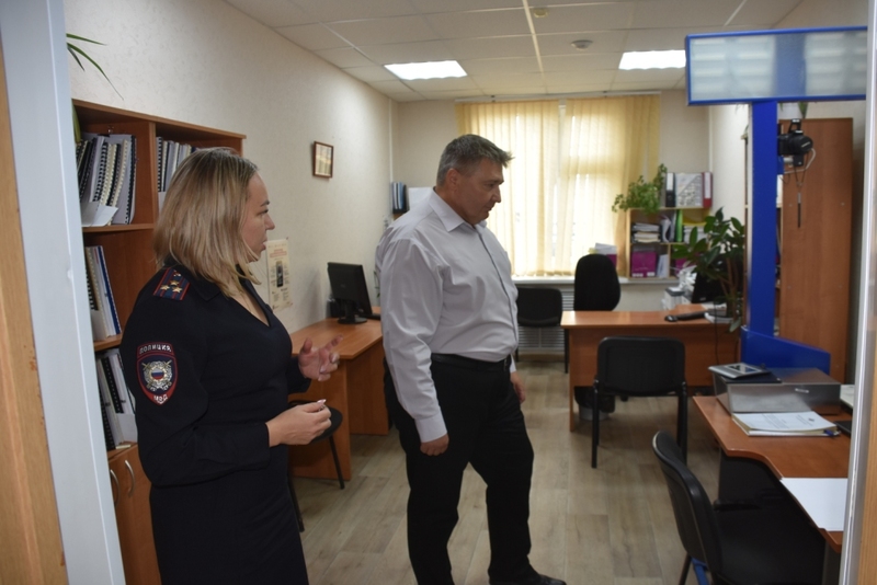 В Анадыре член Общественного совета при окружном Управлении МВД Владислав Колпаков посетил отдел по вопросам миграции