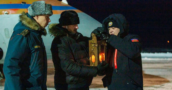 Частичку вечного огня доставила в Певек "Экспедиция памяти" МЧС