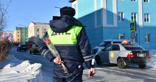 Цветы и шоколадки раздавали женщинам-водителям в столице Чукотки