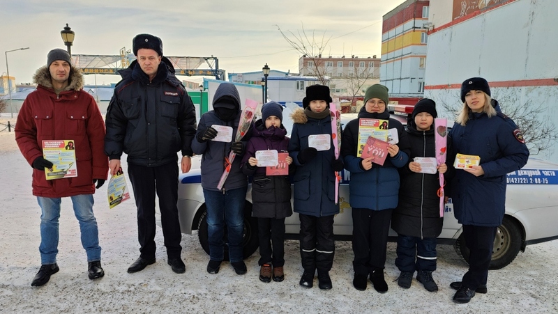 В Анадыре Госавтоинспекторы, кадеты ГИБДД и общественники присоединились к акции «Цветы для автоледи»