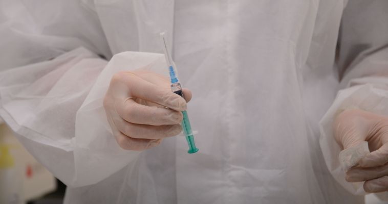 Окружные выплаты за прохождение вакцинации от COVID-19 продлили на 2022 год