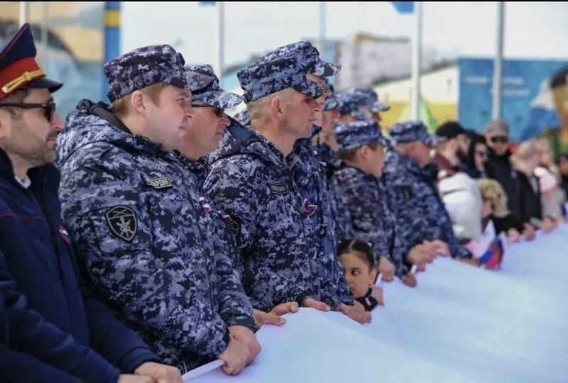 Сотрудники Росгвардии Чукотки приняли участие в акции по развертыванию Государственного флага Российской Федерации  