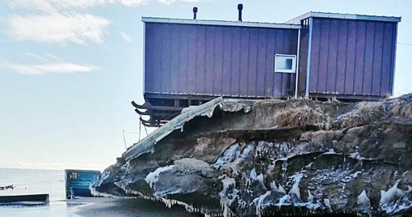 В селе Нутэпельмен закрыли баню из-за обрушения берега