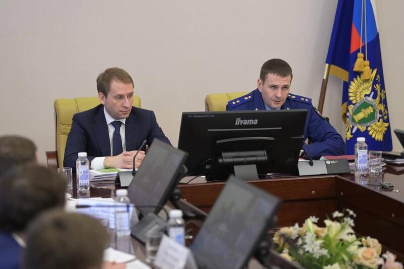 Заместитель Генерального прокурора России Дмитрий Демешин принял участие в проводимом в г. Улан-Удэ Министром природных ресурсов и экологии России Александром Козловым рабочем совещании по вопросам защиты населенных пунктов дальневосточных регионов от негативного последствия паводковых вод.