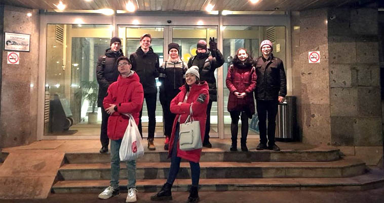 Трое чукотских школьников участвуют в съемках программы "Умницы и умники" в Москве