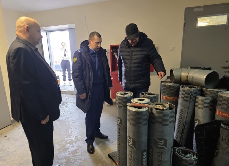 Анадырский межрайонный прокурор проинспектировал ход ремонтных работ Центра образования Угольных Копей