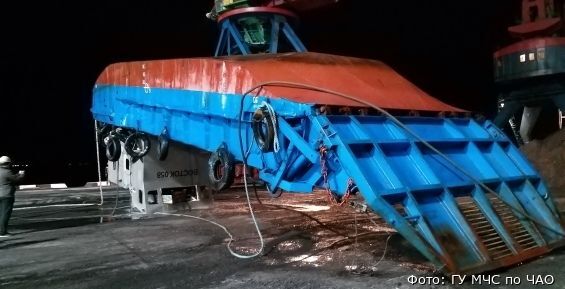В Анадырском лимане перевернулась самоходная баржа
