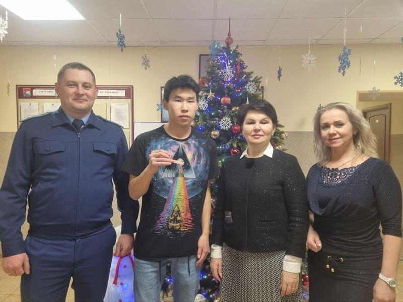 На Чукотке двое детей-сирот получили долгожданные ключи от новых квартир