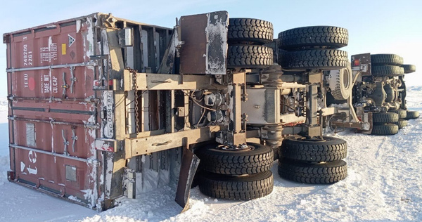 На зимнике недалеко от Певека перевернулся гружёный автопоезд
