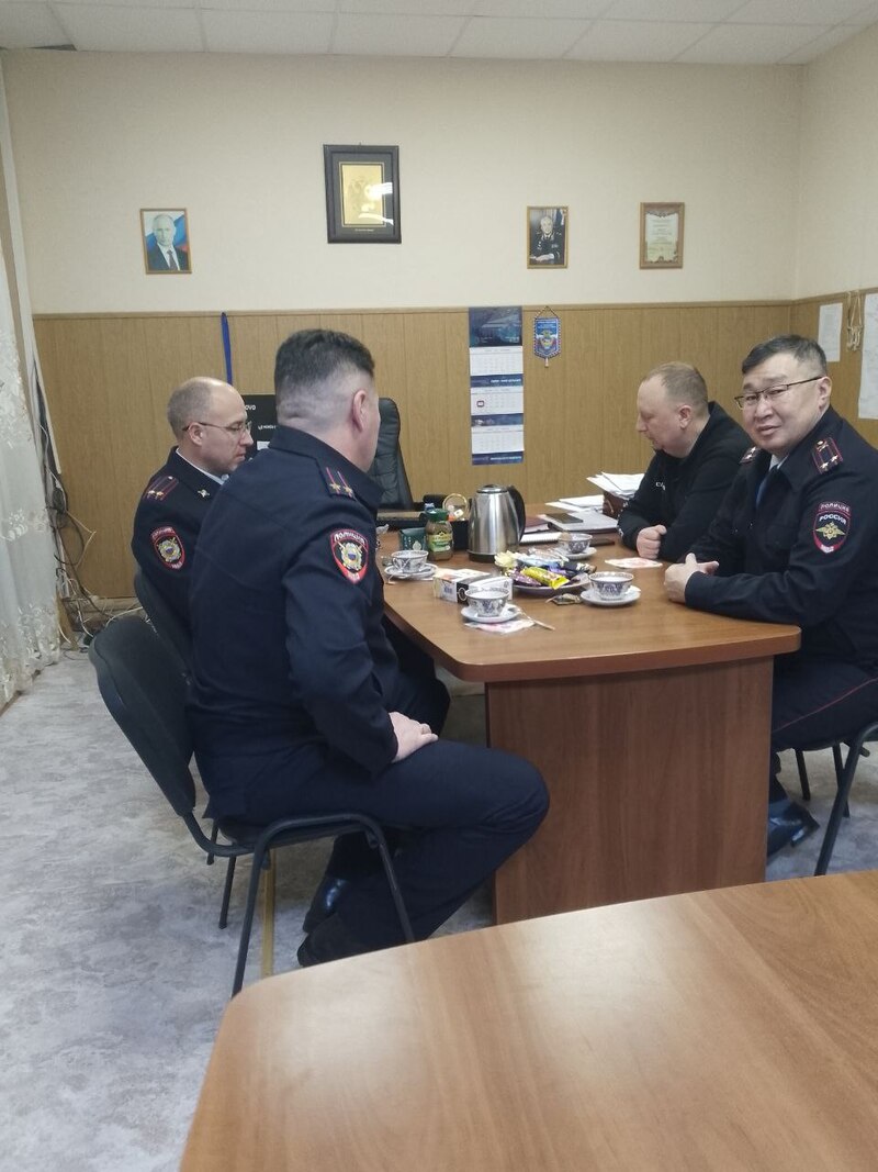 Руководство ОМВД России «Билибинский» провели встречу с Героем России Евгением Рэцой