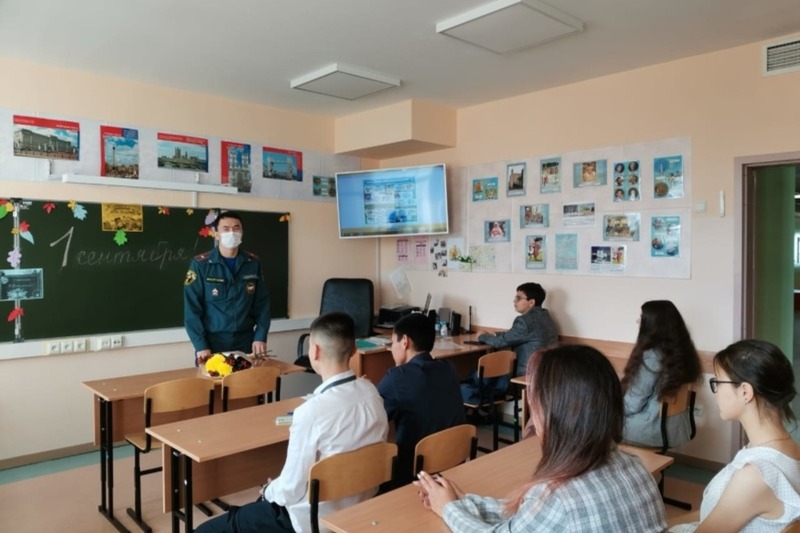 В день знаний сотрудники МЧС проводят в общеобразовательных учебных заведениях уроки безопасности