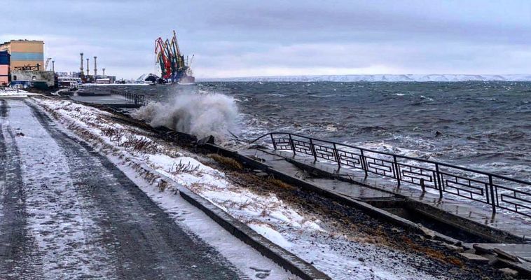 Сильный шторм повредил в Певеке набережную и оставил без света Рыткучи