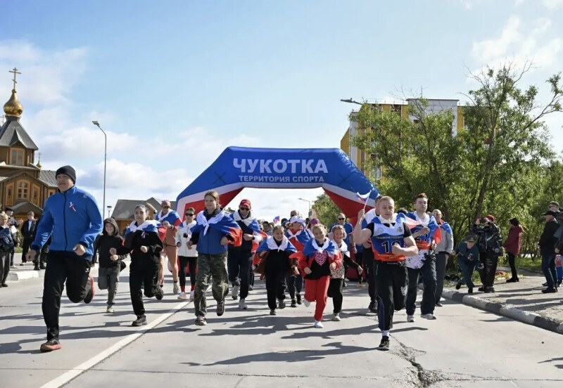В едином строю с флагом России: росгвардейцы Чукотки присоединились к праздничному забегу в Анадыре
