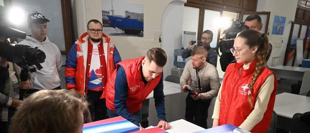 С Чукотки доставили в центральный штаб первую партию подписей в поддержку Владимира Путина