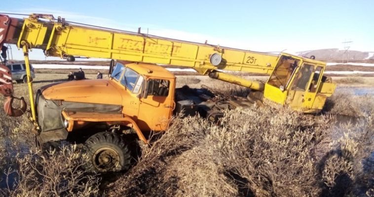 Житель Амгуэмы угнал автокран чтобы вытащить застрявший грузовик