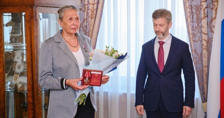 Орден Мужества матери погибшего в СВО бойца вручил Владислав Кузнецов