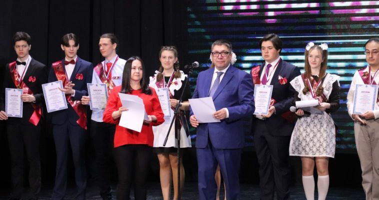 Последние звонки проходят для учеников выпускных классов Чукотки