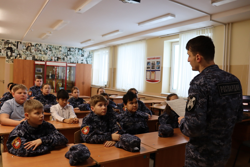 Уроки мужества, посвященные Сталинградской битве, провели для чукотских  школьников сотрудники Росгвардии