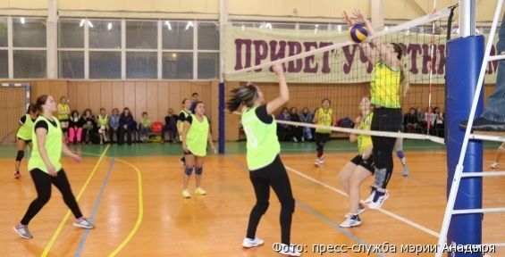 В столице Чукотки определили лучших в мини-футболе и волейболе