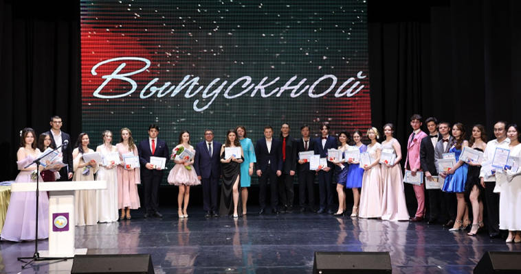 Рекордное количество отличников выпустили школы Чукотки