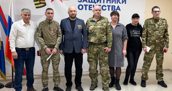 Чукотским знаком "За доблесть и мужество" наградили  ветеранов СВО