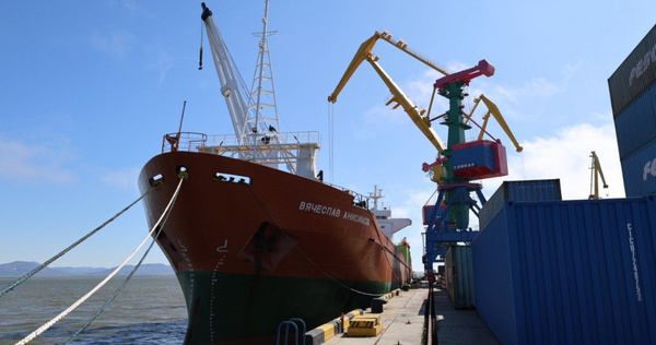 Продовольственное судно Единого морского оператора прибыло в столицу Чукотки