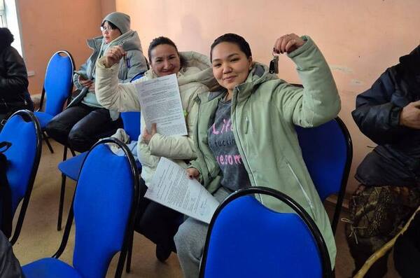 Переселенцы из ветхого и аварийного жилья в селе Снежное получили ключи от квартир 