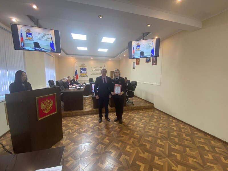 Начальник окружного Управления МВД Иван Аникин поощрил сотрудницу Госавтоинспекции Татьяну Полищук за добросовестную службу