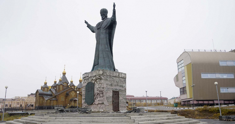 Реконструкцию двух самых больших памятников начали в Анадыре