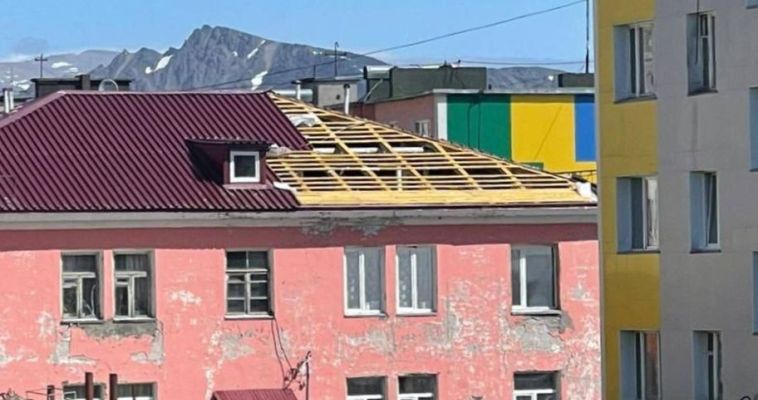 Последствия урагана начали устранять в Провиденском городском округе