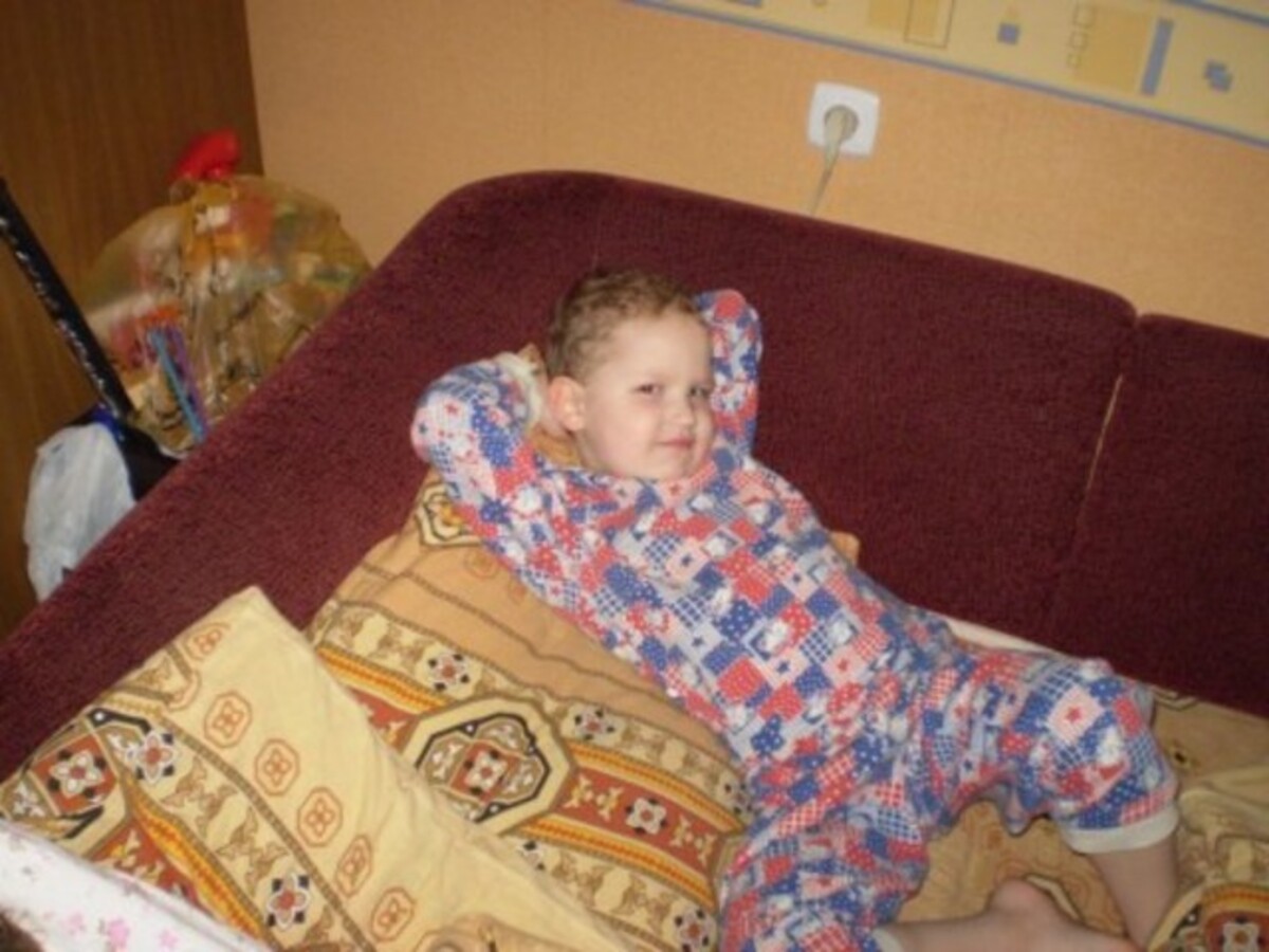 Серьезный малый в пижаме