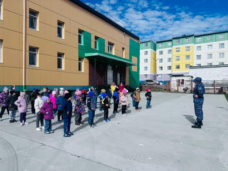 Сотрудники вневедомственной охраны Чукотки провели оздоровительную зарядку в детском саду  