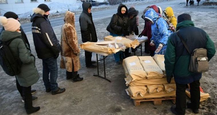 Пенсионерам и многодетным семьям Анадыря раздали 350 кг горбуши