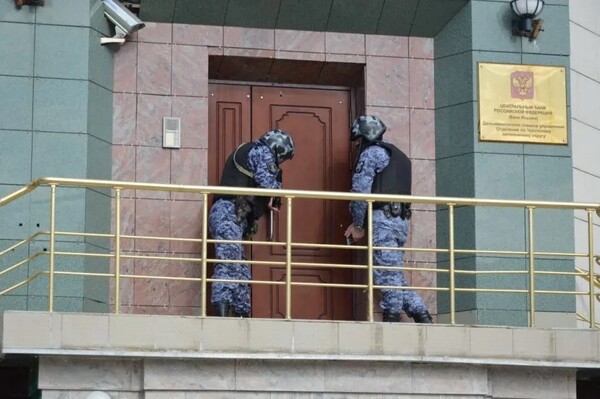 На Чукотке росгвардейцы и военизированная охрана провели совместную учебную тренировку в региональном отделении  Центробанка РФ
