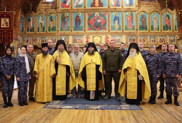 Росгвардейцы Чукотки приняли участие в праздничном богослужении в день Крещения Руси