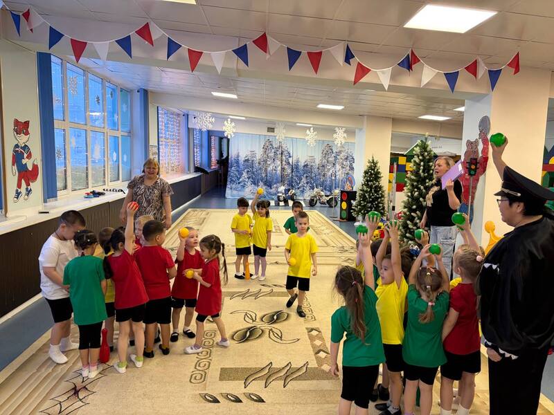 В детском саду «Золотой ключик» города Анадырь прошло спортивное мероприятие по ПДД «Юный пешеход» для воспитанников средних групп «Пингвины» и «Капелька»
