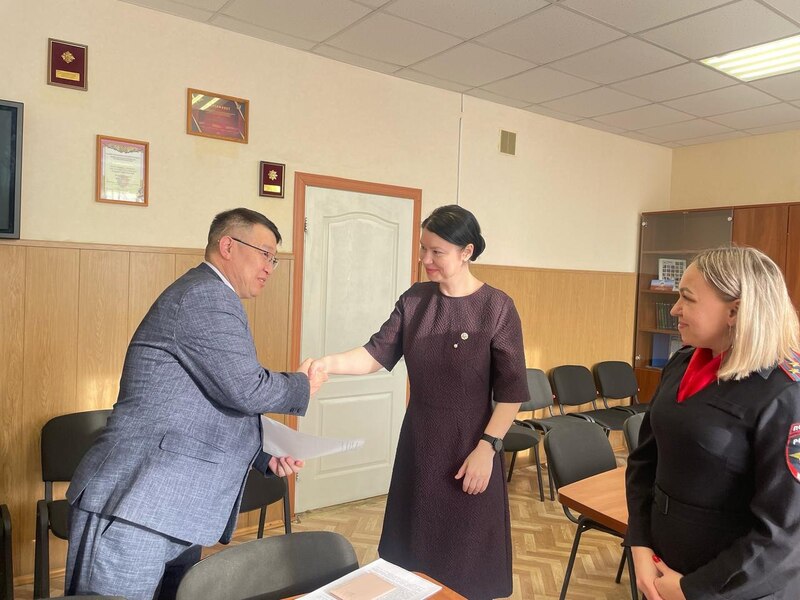 В Билибино и Певеке начальник отдела по вопросам миграции окружного УМВД Юлия Котельникова вручила жилищные сертификаты гражданам, прибывшим в Россию из-за границы для постоянного проживания