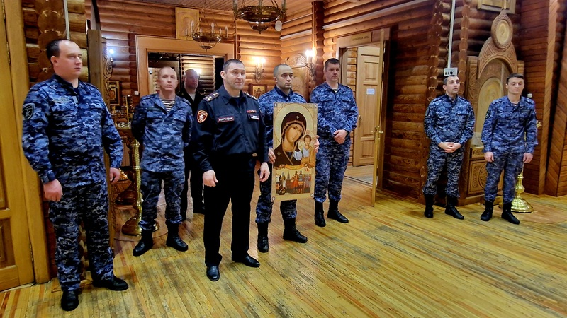 В главном храме Чукотки росгвардейцы поклонились православным святыням, одна из которых была торжественно передана ведомству