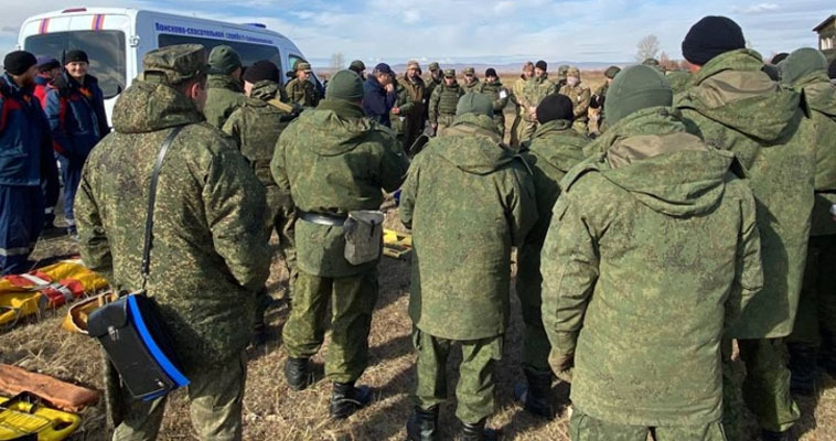 Тушенку из оленины и теплые вещи привез Роман Копин мобилизованным бойцам Чукотки
